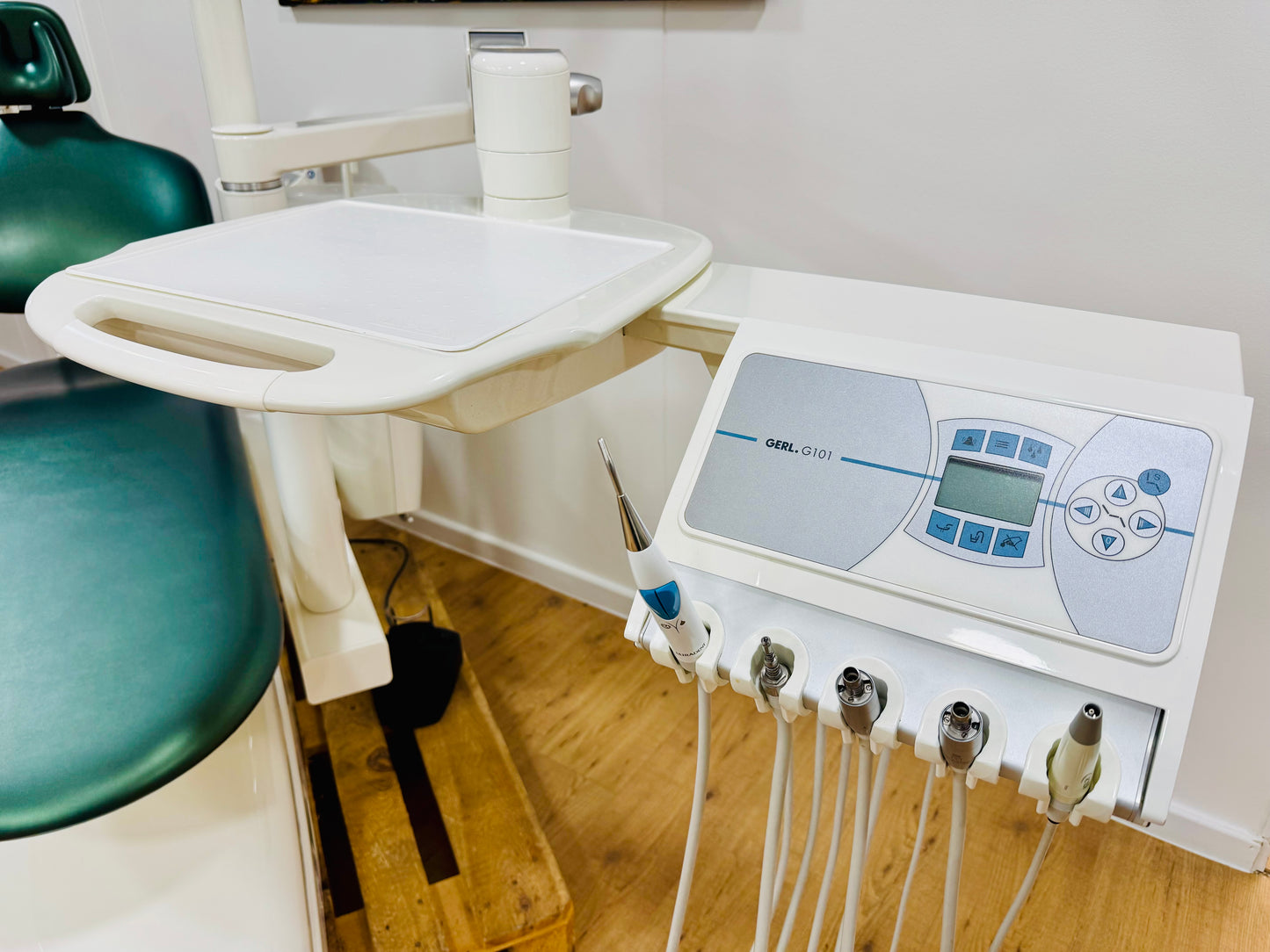 Ultradent UP 2020 Behandlungseinheit mit Amalgamabscheider Trockenabsaugung gebraucht (Kopie)